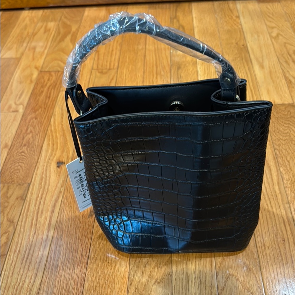 Elegant Black Crocodile-Embossed Women's Bag